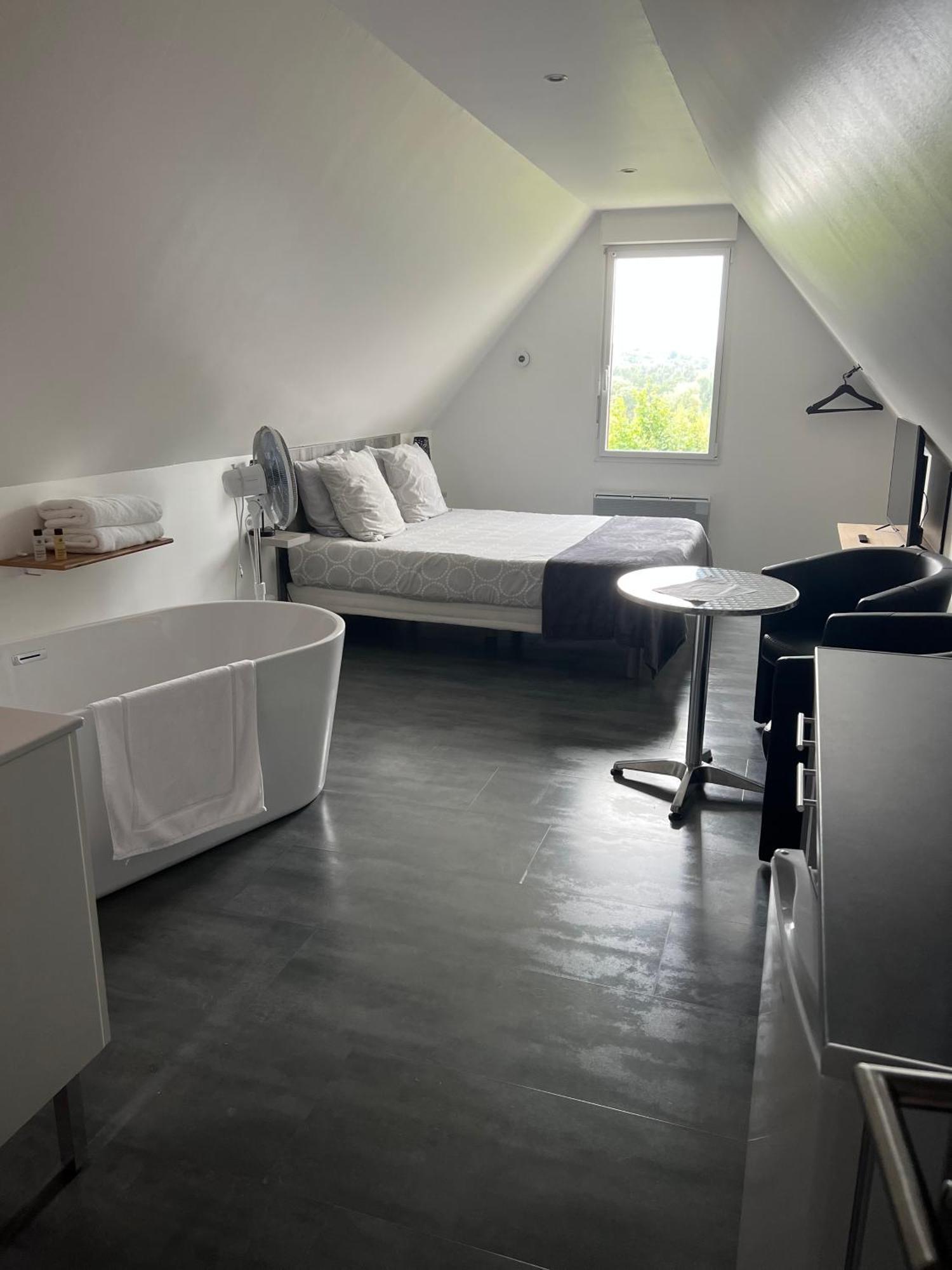 Aux Charmes Bed & Breakfast Isques Dış mekan fotoğraf